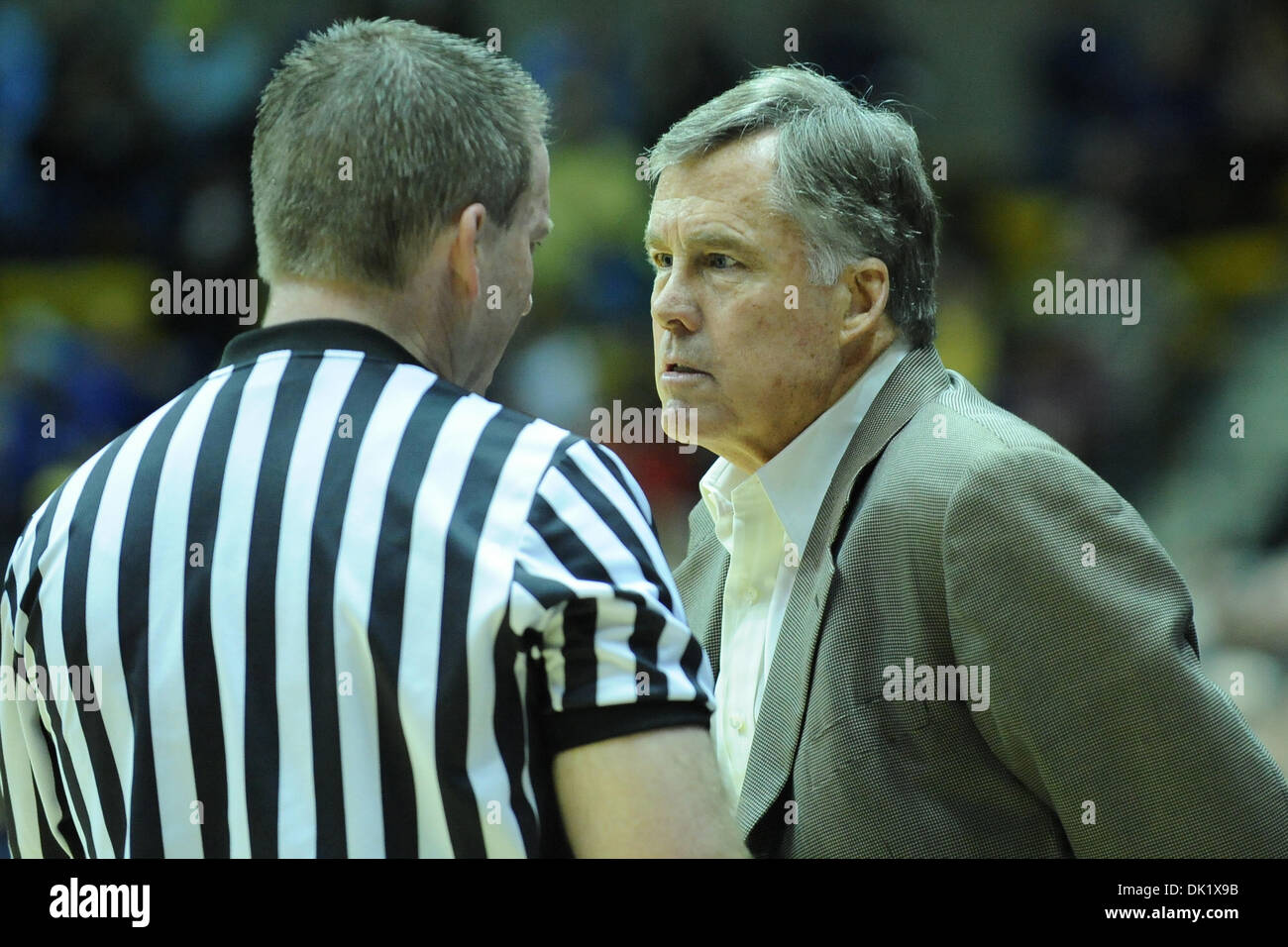 29. Januar 2011 argumentiert - Berkeley, California, Vereinigte Staaten von Amerika - Cal Cheftrainer Mike Montgomery einen Anruf während der NCAA Basketball-Spiel zwischen dem Oregon Ducks und die California Golden Bears im Haas-Pavillon.  Cal hielt sich an um 85-77 im Pac-10-Spiel zu gewinnen. (Kredit-Bild: © Matt Cohen/Southcreek Global/ZUMAPRESS.com) Stockfoto