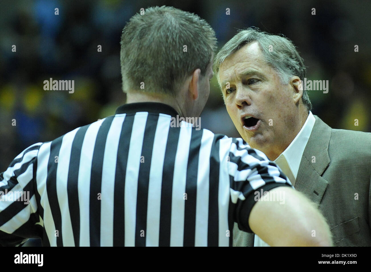 29. Januar 2011 argumentiert - Berkeley, California, Vereinigte Staaten von Amerika - Cal Cheftrainer Mike Montgomery einen Anruf während der NCAA Basketball-Spiel zwischen dem Oregon Ducks und die California Golden Bears im Haas-Pavillon.  Cal hielt sich an um 85-77 im Pac-10-Spiel zu gewinnen. (Kredit-Bild: © Matt Cohen/Southcreek Global/ZUMAPRESS.com) Stockfoto
