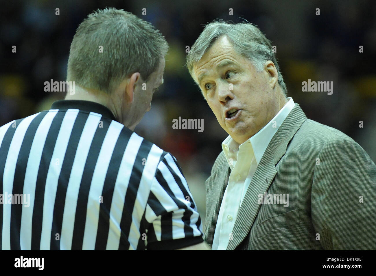 29. Januar 2011 argumentiert - Berkeley, California, Vereinigte Staaten von Amerika - Cal Cheftrainer Mike Montgomery einen Anruf während der NCAA Basketball-Spiel zwischen dem Oregon Ducks und die California Golden Bears im Haas-Pavillon.  Cal hielt sich an um 85-77 im Pac-10-Spiel zu gewinnen. (Kredit-Bild: © Matt Cohen/Southcreek Global/ZUMAPRESS.com) Stockfoto