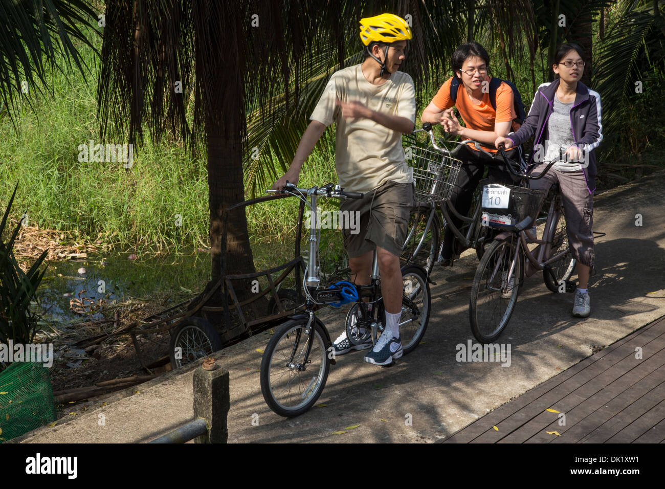 Nur wenige Autos auf der Halbinsel geworden ist sehr beliebt bei Thai Radfahrer, die die Insel ungestört vom Verkehr herumlaufen. Stockfoto