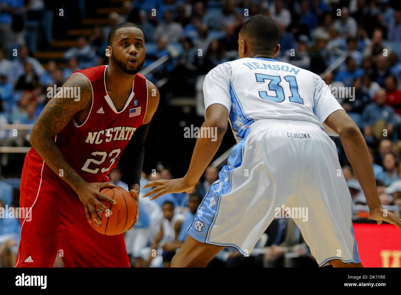 29. Januar 2011 - sucht Chapel Hill, North Carolina, USA - North Carolina State Wolfpack vorwärts Tracy Smith (23) einen offenen Mann zu übergeben. North Carolina Niederlagen NC State 84-64 bei Dean Smith Center in Chapel Hill, North Carolina. (Kredit-Bild: © Anthony Barham/Southcreek Global/ZUMAPRESS.com) Stockfoto