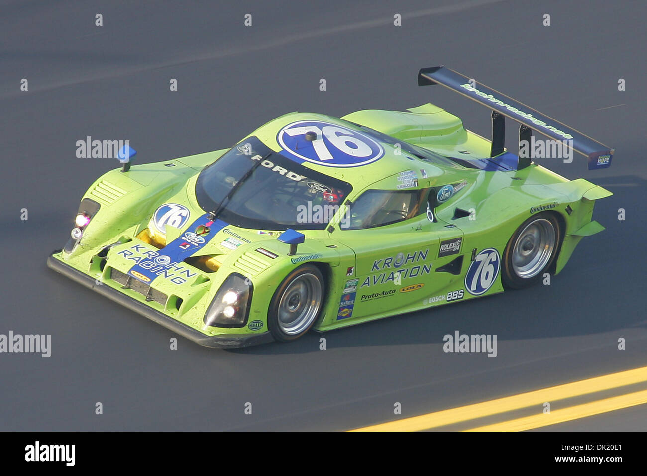 30. Januar 2011 - Rennen Daytona Beach, Florida, Vereinigte Staaten von Amerika - The #76 Krohn Racing Ford Tracy Krohn, Nic Jonsson, Ricardo Zonta und Nicholas Minassian angetrieben durch eine Wendung auf dem Daytona International Speedway während der Rolex 24 in Daytona. (Kredit-Bild: © David Roseblum/Southcreek Global/ZUMAPRESS.com) Stockfoto