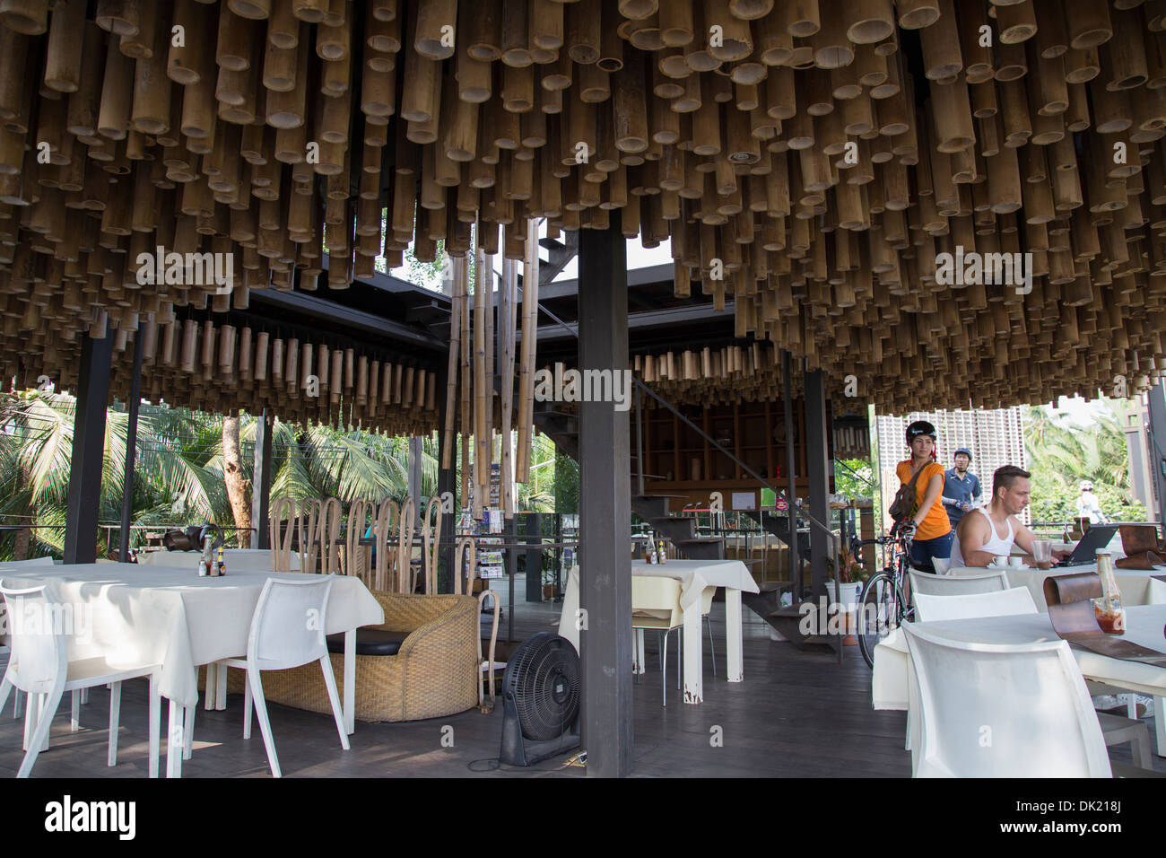 Bambus-Decke im Bangkok Tree House - eine einzigartige Ökohotel am Phra Pradaeng Halbinsel Stockfoto