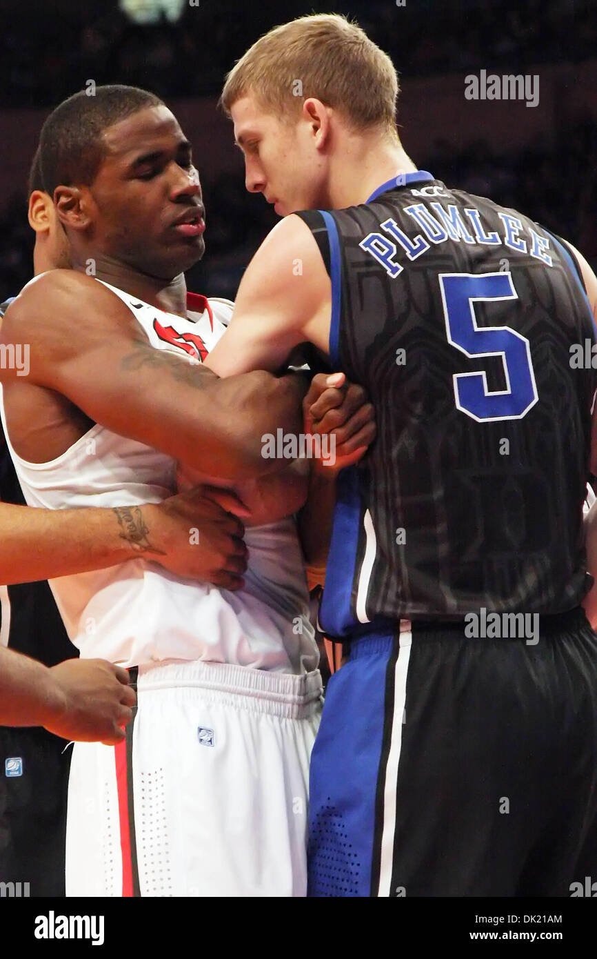 30. Januar 2011 weiter - New York, New York, Vereinigte Staaten von Amerika - St. Johns Red Storm vorwärts Justin Brownlee (32) und Duke Blue Devils Mason Plumlee (5) Kampf um den Ball im Madison Square Garden in New York. St. Johns besiegte Duke 95-78. (Kredit-Bild: © Debby Wong/Southcreek Global/ZUMAPRESS.com) Stockfoto