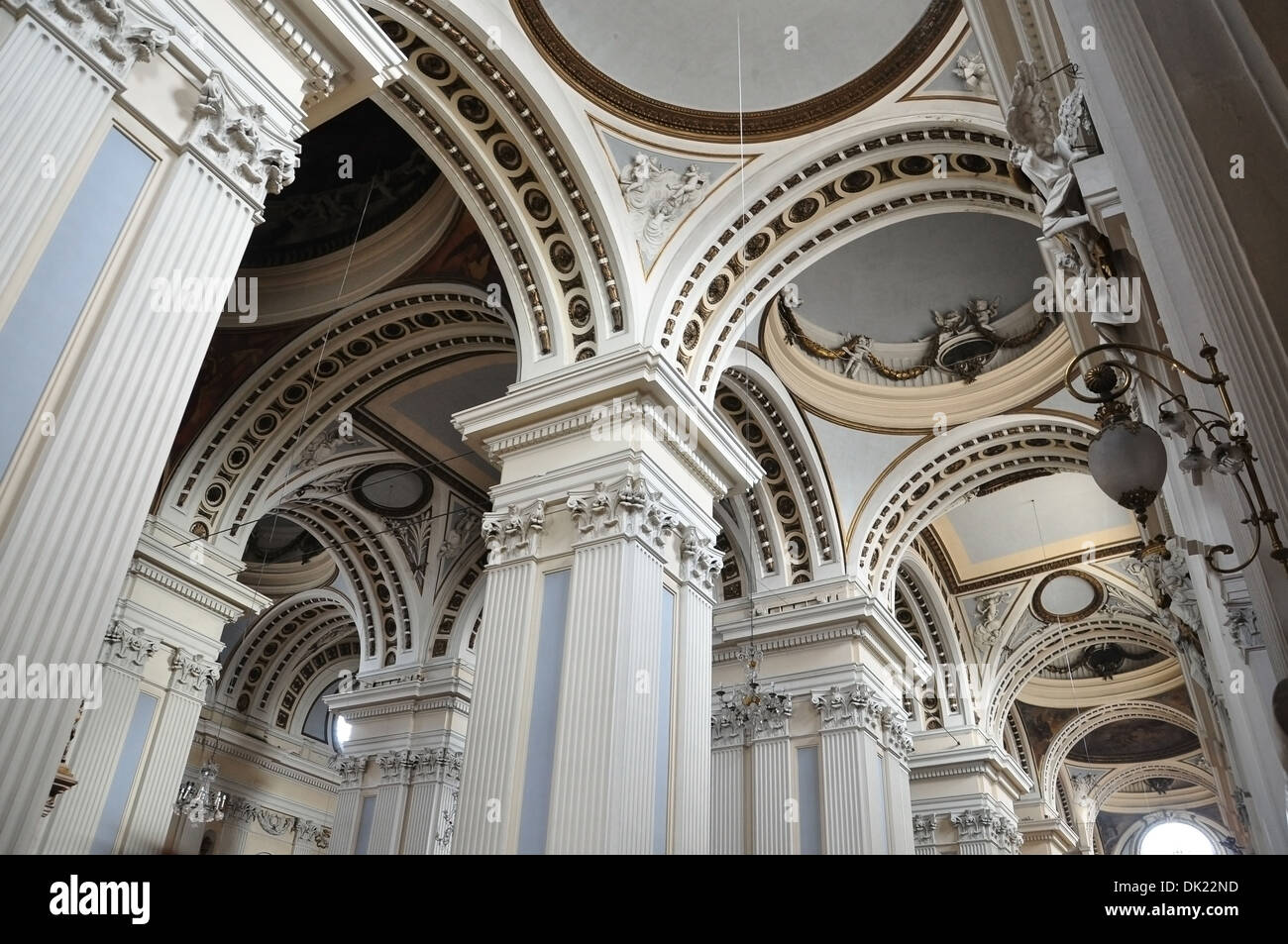Der Innenraum der barocken Basilika der Muttergottes von der Säule in Zaragoza (Spanien) Stockfoto