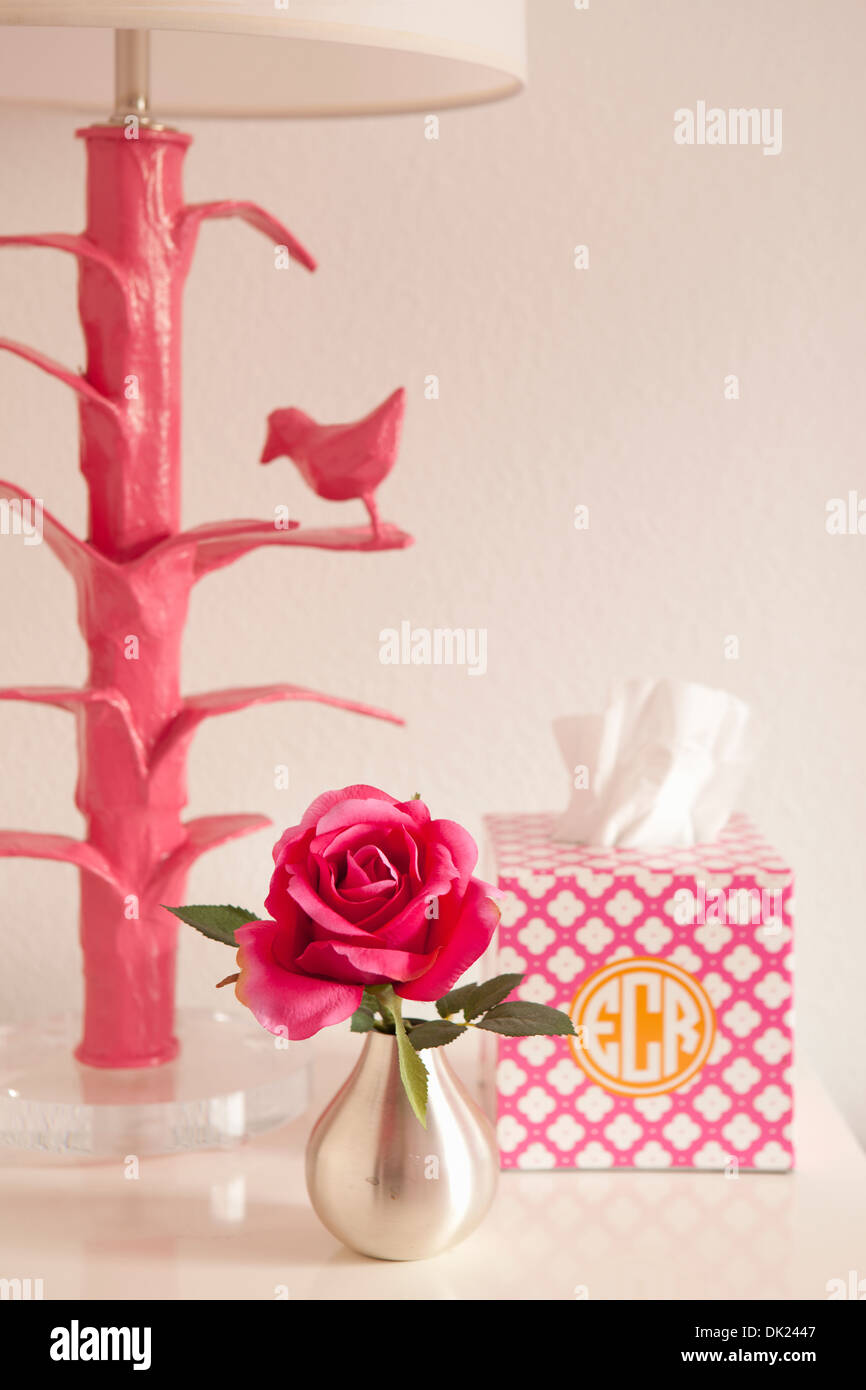 Rosa Lampe, rose und monogrammiert Gewebekasten auf Nachttisch Stockfoto