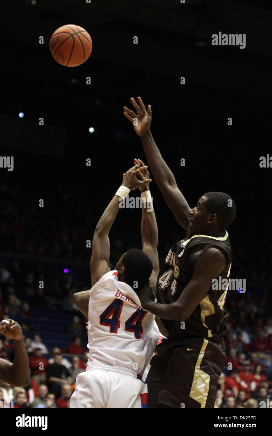 2. Februar 2011 - Dayton, Ohio, weiter US - St. Bonaventure Bonnies vorwärts Andrew Nicholson (44) ein Hakenwurf über Dayton Flyers schießt Josh Benson (44) in der ersten Hälfte des Spiels zwischen St. Bonaventure und Dayton in der UD-Arena, Dayton, Ohio.  Dayton besiegt St. Bonaventure 63-61. (Kredit-Bild: © Scott Stuart/Southcreek Global/ZUMAPRESS.com) Stockfoto