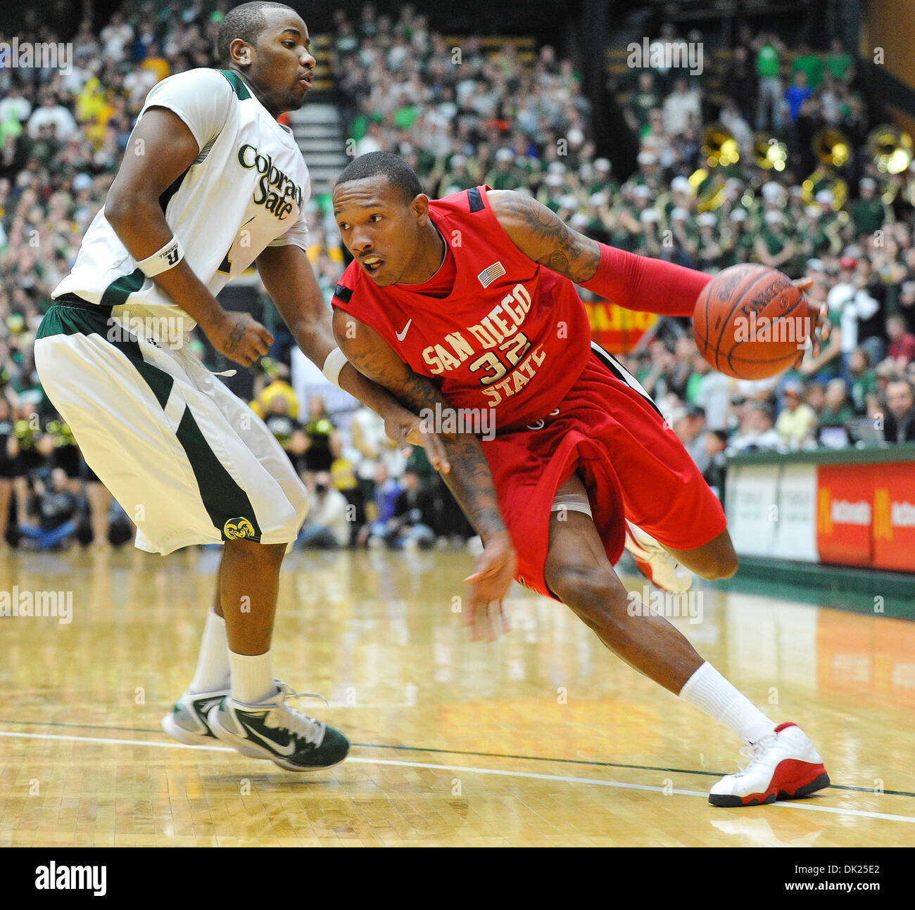 2. Februar 2011 - Ft Collins, Colorado, Vereinigte Staaten von Amerika - San Diego State vorwärts Billy White (32) Schläge vorbei Colorado State Travis Franklin (1). Die San Diego State Azteken besiegte die Colorado State Rams 56-54 in einem Konferenz-Matchup an Moby Arena. (Kredit-Bild: © Andrew Fielding/Southcreek Global/ZUMAPRESS.com) Stockfoto