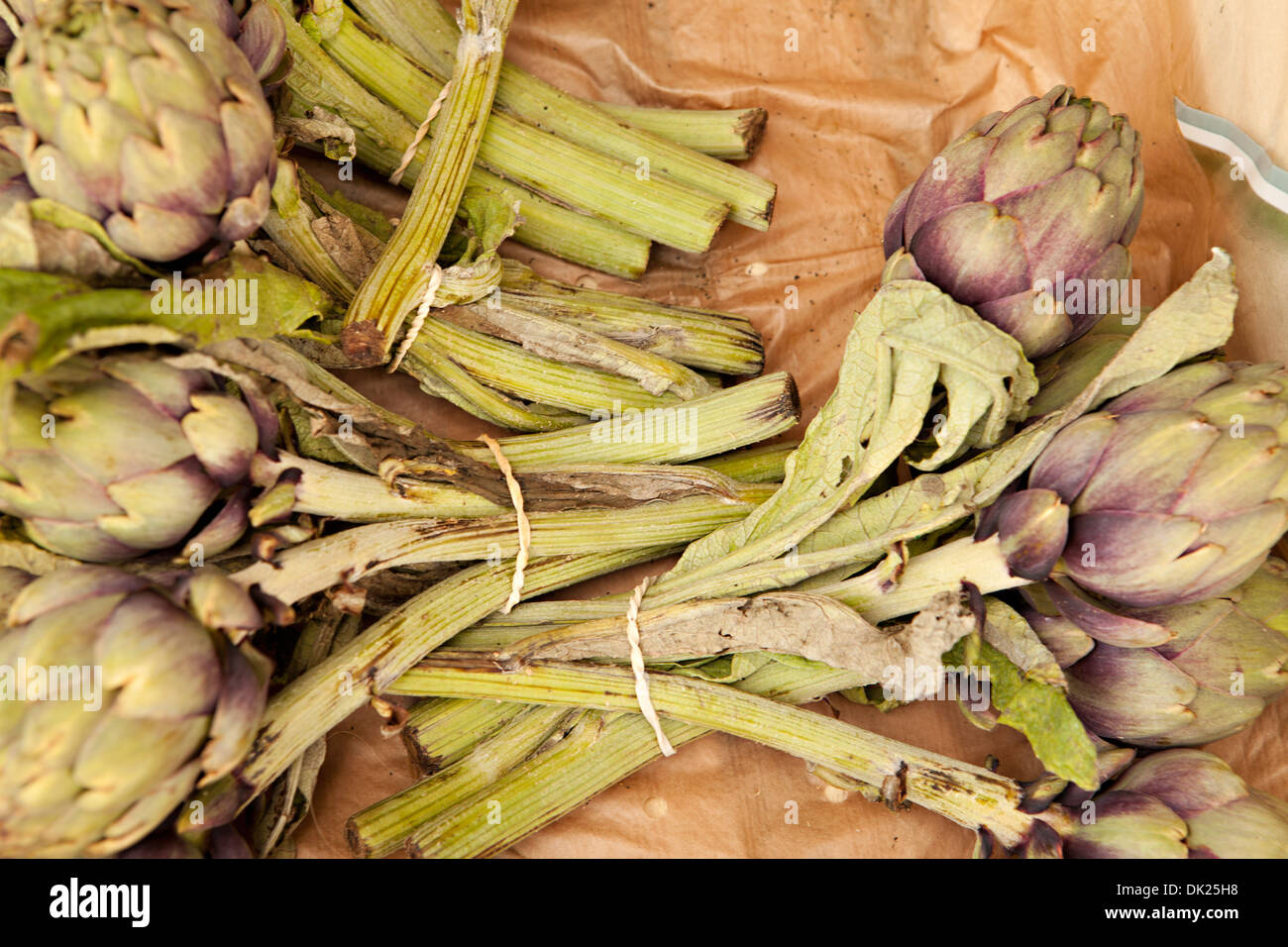 Großaufnahme erhöhte Ansicht direkt von oben gebunden Bio Artischocke Trauben am Bauernmarkt Stockfoto