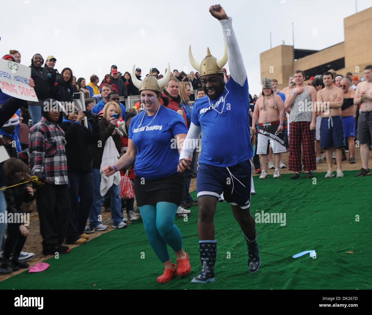 5. Februar 2011 gedauert - Memphis, TN, USA - 5. Februar 2011 - Erin Whipkey, 28, und Jonathan Ealy, 29, die beide mit Memphis Opera ihre zweite machen Teilnahme an der Polar Bear Plunge zugunsten der Special Olympics als Hunderte Dip im Fluss Wolf am Samstag. Mit nur $50 Zusagen erhalten Kolben automatisch die offiziellen Polar Bear Plunge-t-Shirt, ein kostenloses Mittagessen und b Stockfoto