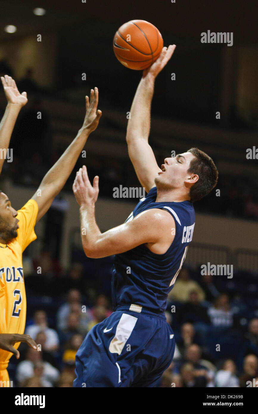 5. Februar 2011 - Toledo, Ohio, USA - Akron vorwärts Nikola Cvetinovic (#13) Triebe über Toledo Zentrum während der ersten Hälfte Spielaktion Delino Liebe (#2).  Akron Zips besiegte die Toledo Rockets 59-41 in Savage Arena in Toledo, Ohio. (Kredit-Bild: © Scott Grau/Southcreek Global/ZUMAPRESS.com) Stockfoto