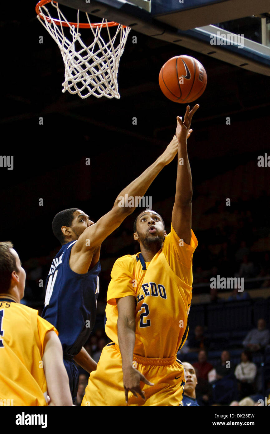 5. Februar 2011 - Toledo, Ohio, USA - Toledo Zentrum setzt sich einen Schuss über die Akron Mitte Zeke Marshall (#44) während der zweiten Hälfte Spielaktion Delino Liebe (#2).  Akron Zips besiegte die Toledo Rockets 59-41 in Savage Arena in Toledo, Ohio. (Kredit-Bild: © Scott Grau/Southcreek Global/ZUMAPRESS.com) Stockfoto