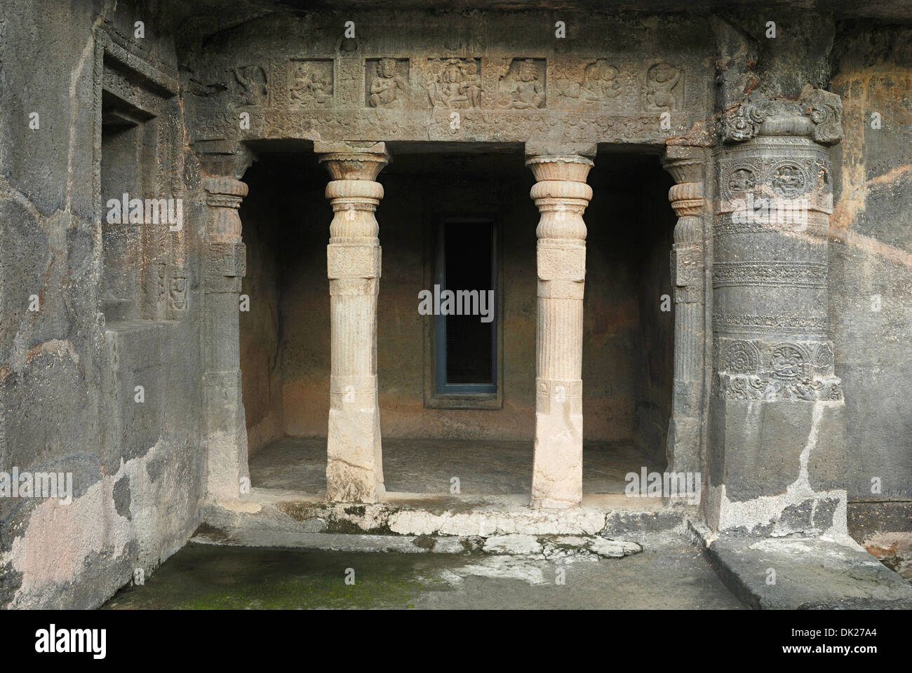Höhle 26: Säulen Zelle links des Betrachters Chaitya Höhle ca. 5. Jahrhundert. Ajanta Höhlen, Aurangabad, Maharashtra, Indien Stockfoto