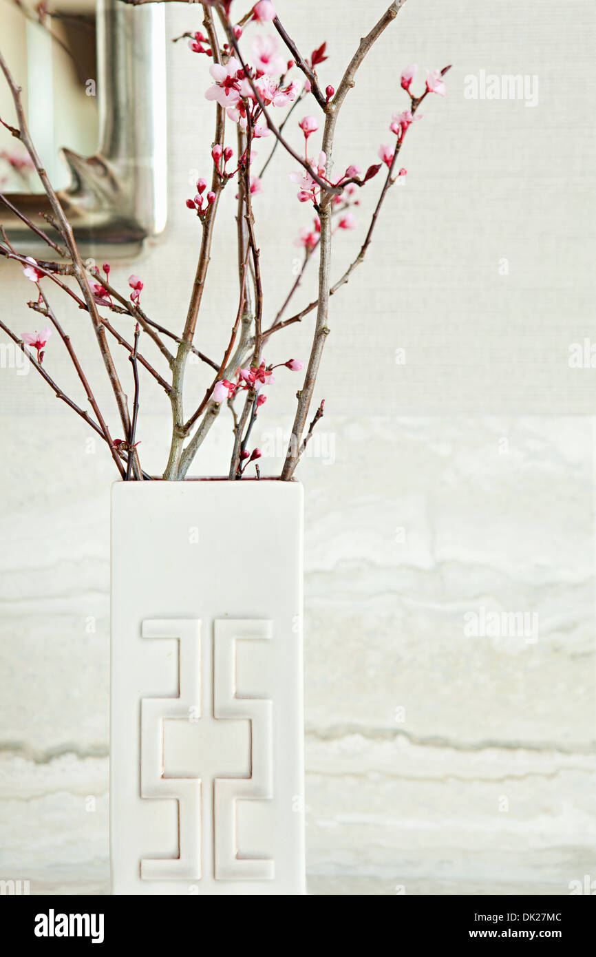 Nahaufnahme von rosa Blüten auf Zweigen im modernen weißen vase Stockfoto