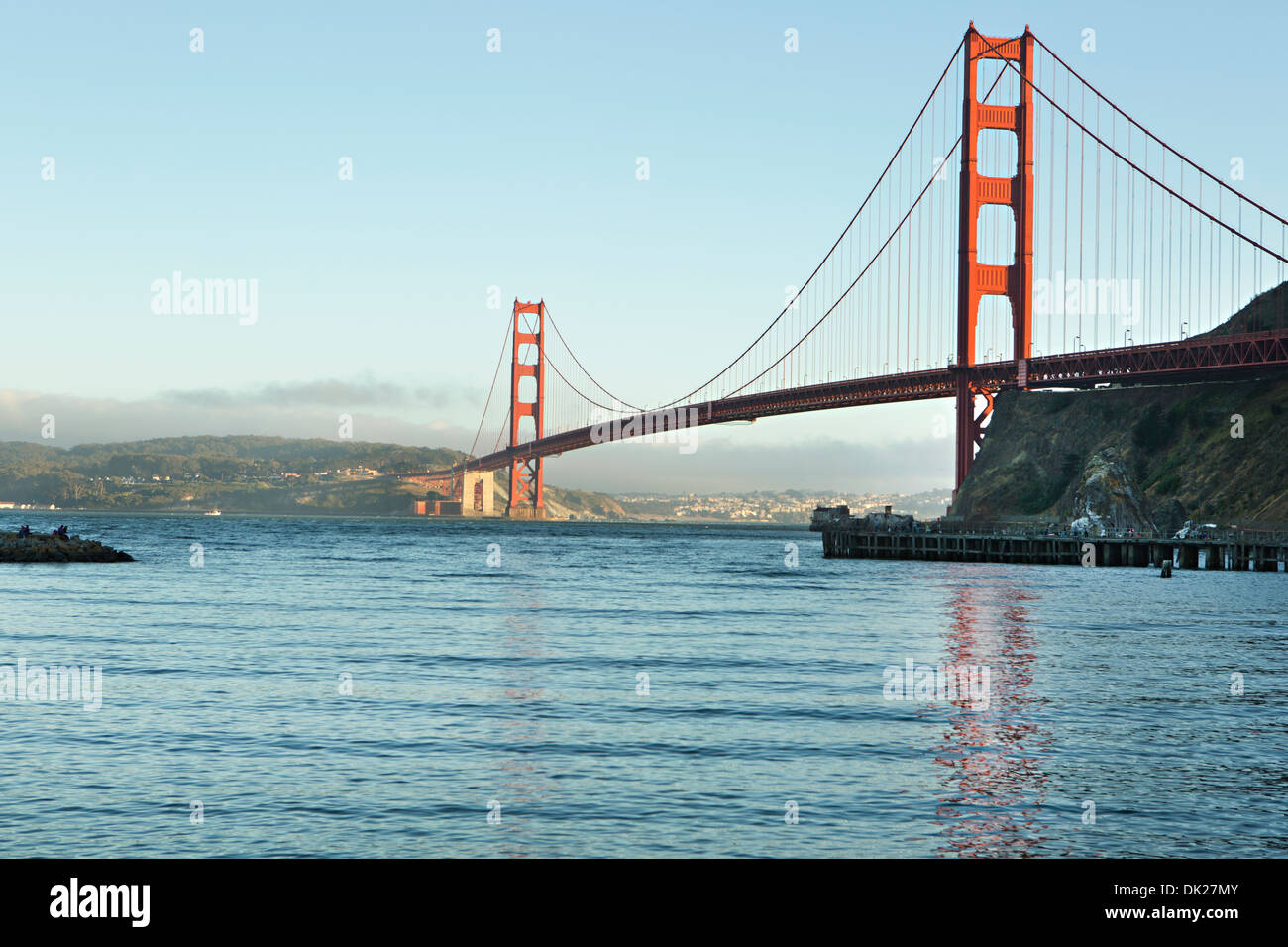 Blick auf "Golden Gate Bridge" unter blauem Himmel über die Bucht von San Francisco, California, Vereinigte Staaten von Amerika Stockfoto