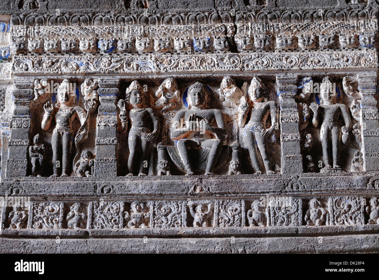 Höhle 26: Fries oben genannten Säulen. Buddha-Figuren. Ajanta Höhlen, Aurangabad, Maharashtra, Indien Stockfoto