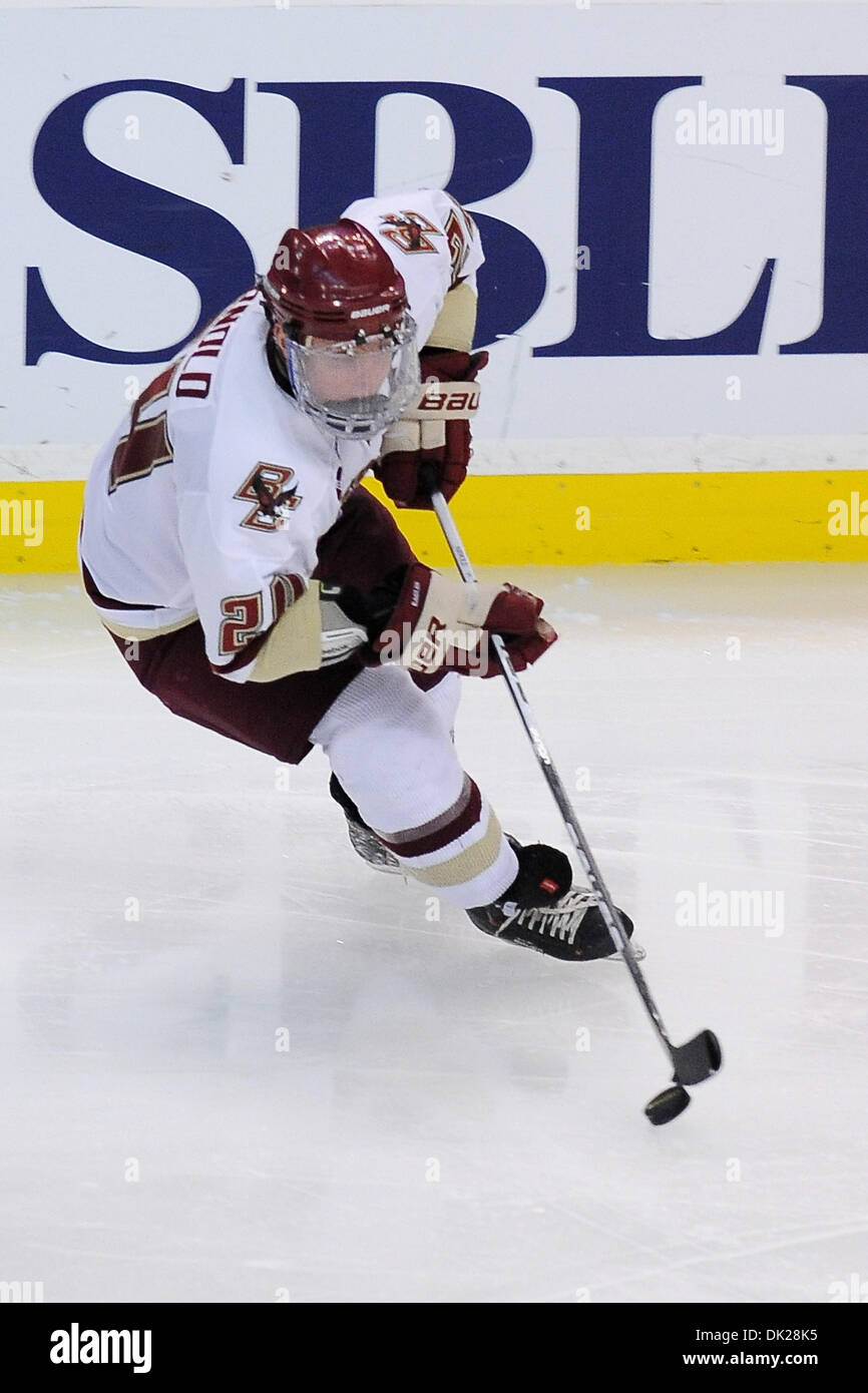 7. Februar 2011 - Boston, Massachusetts, USA - Boston College Eagles Sieg gegen Boston Universität Terriers 3-2. Adler nach Bill Arnold (#24) vorne (Kredit-Bild: © Jim Melito/Southcreek Global/ZUMAPRESS.com) Stockfoto