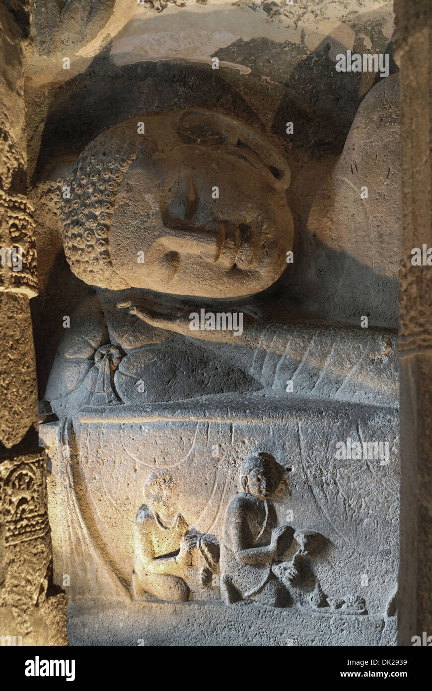 Höhle 26: Teil des liegenden Buddha mit seiner rechten Hand unter das Gesicht auf dem Kissen ruht. Ajanta Höhlen, Aurangabad, Indien Stockfoto