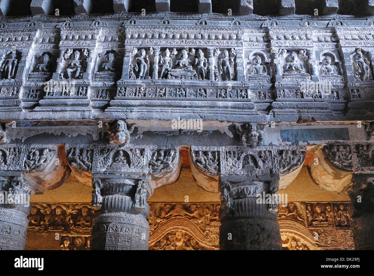 Höhle 26: Fries oben genannten Säulen. Buddha-Figuren. Ajanta Höhlen, Aurangabad, Maharashtra, Indien Stockfoto