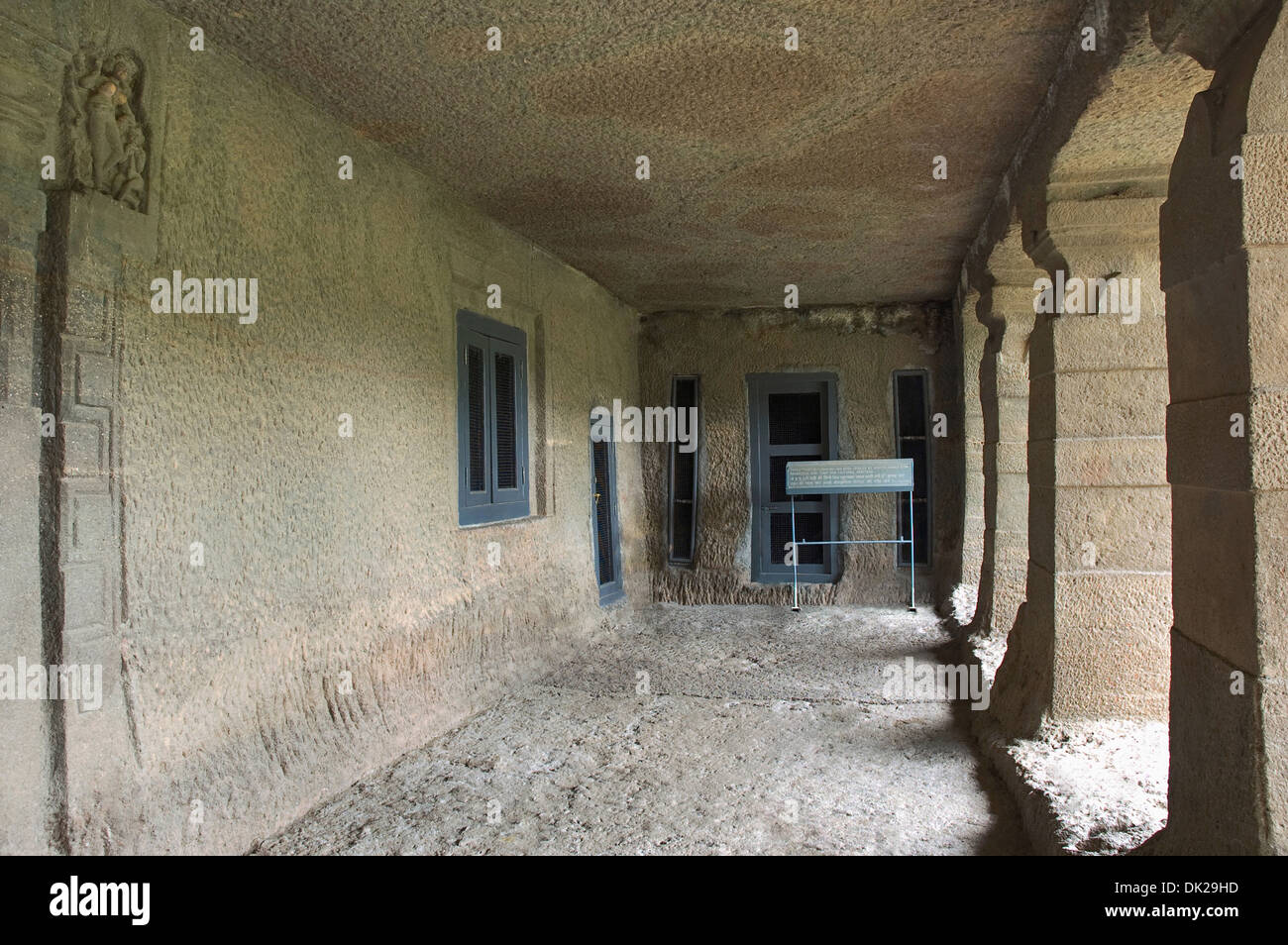 Höhle 14: Säulen Veranda. Unvollständig. Die Säulen sind quadratisch und nicht achteckig. Ajanta Höhlen, Aurangabad, Maharashtra Stockfoto