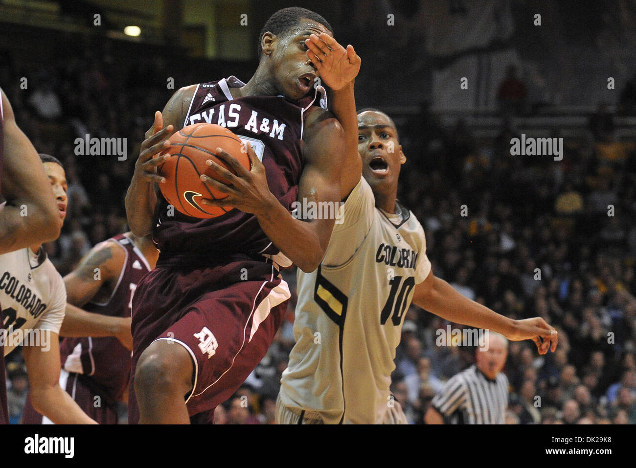 9. Februar 2011 - Boulder, Colorado, Vereinigte Staaten von Amerika - Colorado Buffaloes bewachen Alec Burks (10) und Texas A & M Aggies weiterleiten Khris Middleton (22) Kampf für einen Rebound. Die Texas A & M Aggies besiegte die Colorado Buffaloes in Überstunden mit einem Score von 73-70 in eine Konferenz Matchup Coors Events Center. (Kredit-Bild: © Andrew Fielding/Southcreek Global/ZUMAPRESS.com) Stockfoto