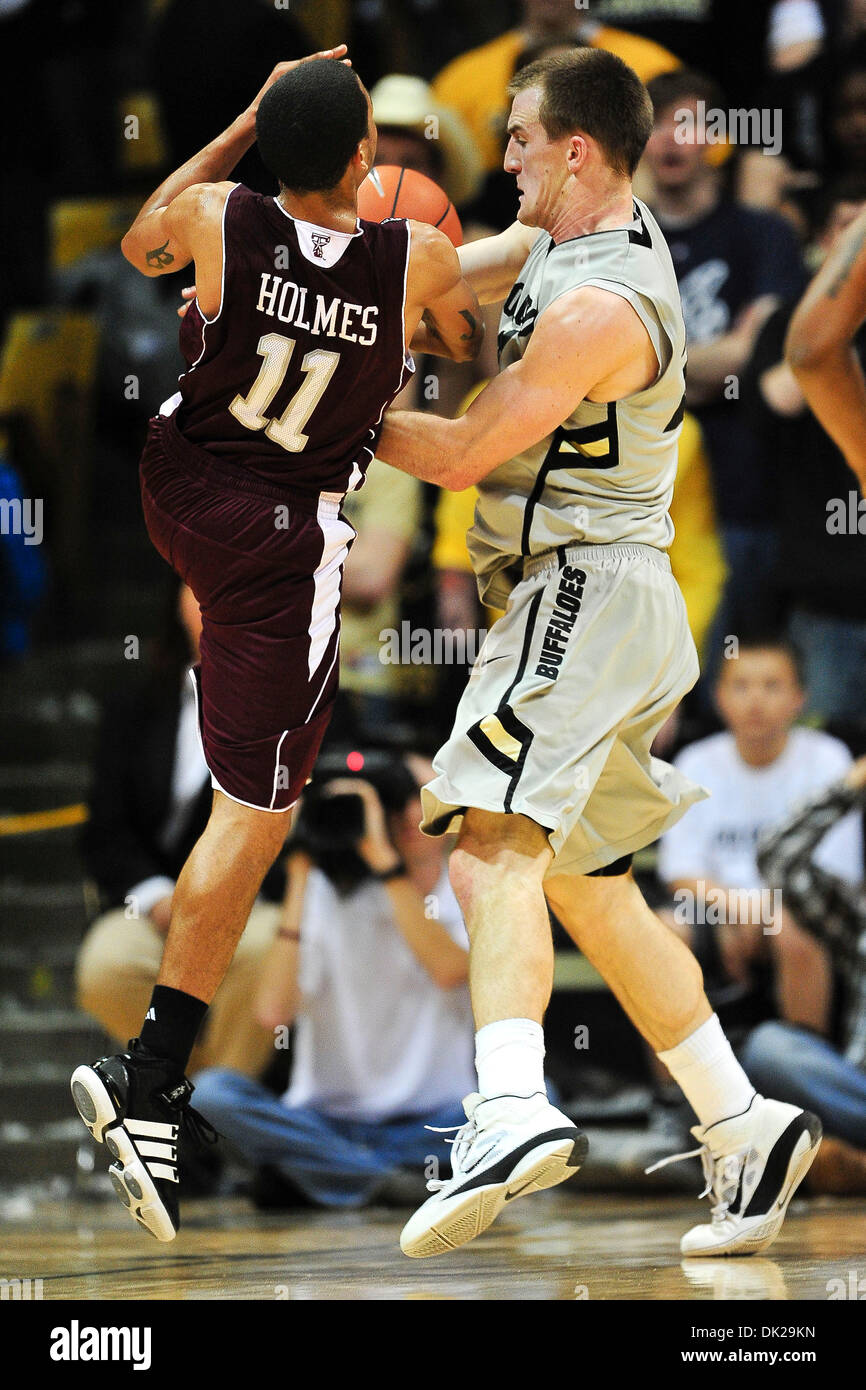 9. Februar 2011 - Boulder, Colorado, Vereinigte Staaten von Amerika - Texas A & M Aggies bewachen B.J. Holmes (11) und Colorado Buffaloes bewachen Levi Knutson (24)-Kampf um den Ball in der zweiten Hälfte des Handelns. Die Texas A & M Aggies besiegte die Colorado Buffaloes in Überstunden mit einem Score von 73-70 in eine Konferenz Matchup Coors Events Center. (Kredit-Bild: © Andrew Fielding/Southcreek Global/ZUM Stockfoto