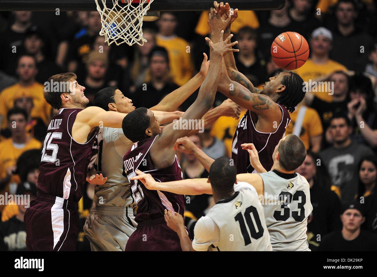 9. Februar 2011 - Boulder, Colorado, Vereinigte Staaten von Amerika - verschiedene Spieler-Kampf für einen Rebound, einschließlich Texas A & M Aggies weiterleiten David Loubeau (10) (rechts). Die Texas A & M Aggies besiegte die Colorado Buffaloes in Überstunden mit einem Score von 73-70 in eine Konferenz Matchup Coors Events Center. (Kredit-Bild: © Andrew Fielding/Southcreek Global/ZUMAPRESS.com) Stockfoto