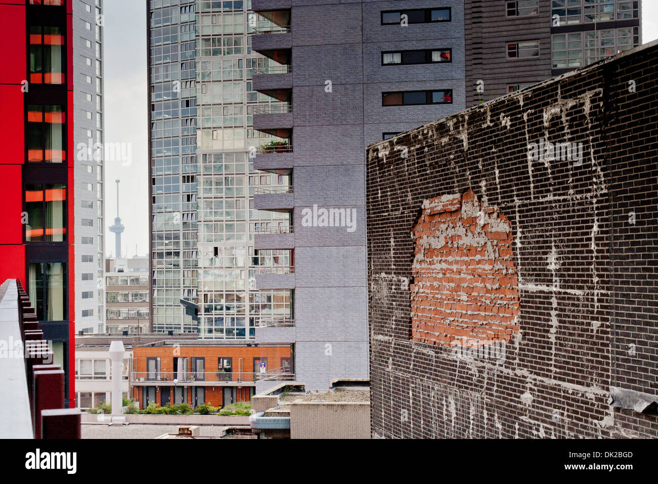 Europamast zwischen Rotterdamer Wolkenkratzer Stockfoto