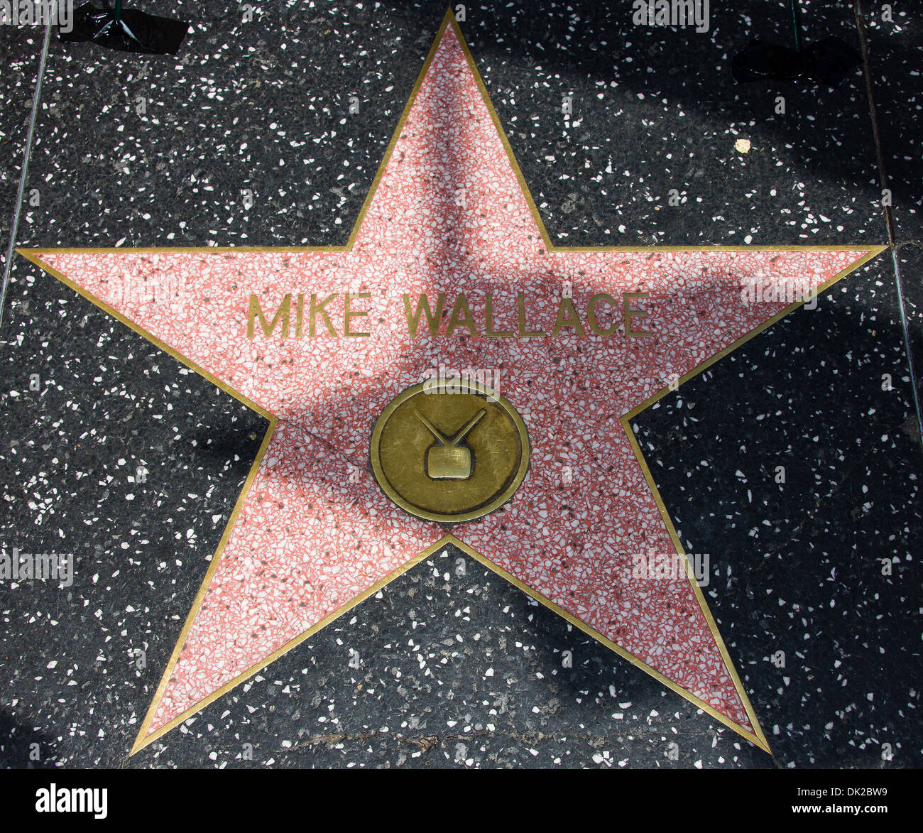 Der Hollywood Walk of Fame Star für Mike Wallace ist bedeckt mit Blumen Tag, nachdem er im Alter 93 Los Angeles verstorben Stockfoto