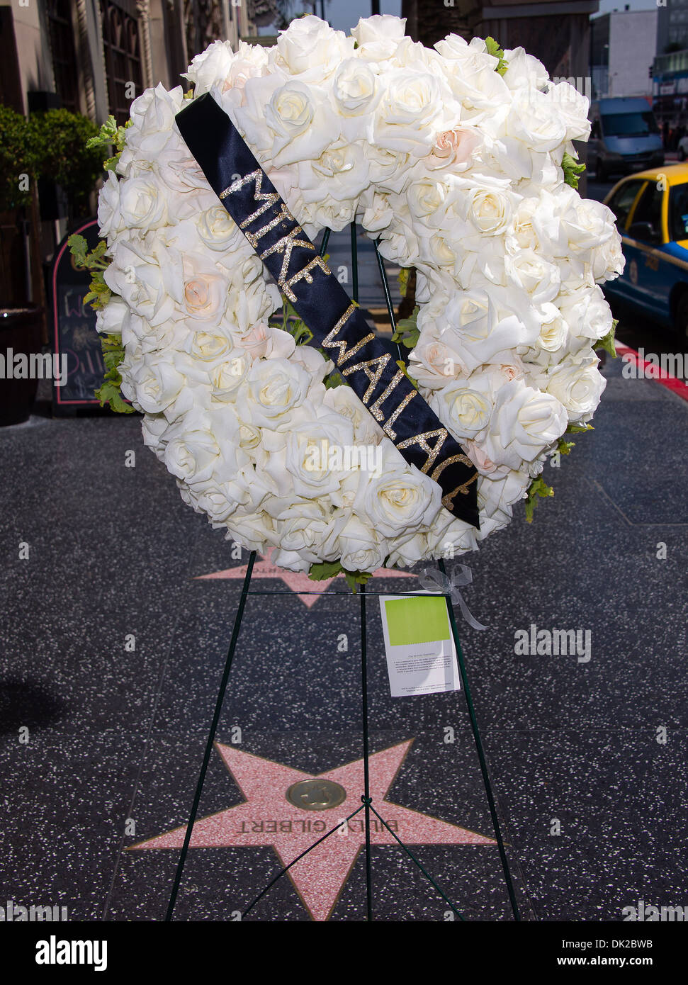 Der Hollywood Walk of Fame Star für Mike Wallace ist bedeckt mit Blumen Tag, nachdem er im Alter 93 Los Angeles verstorben Stockfoto
