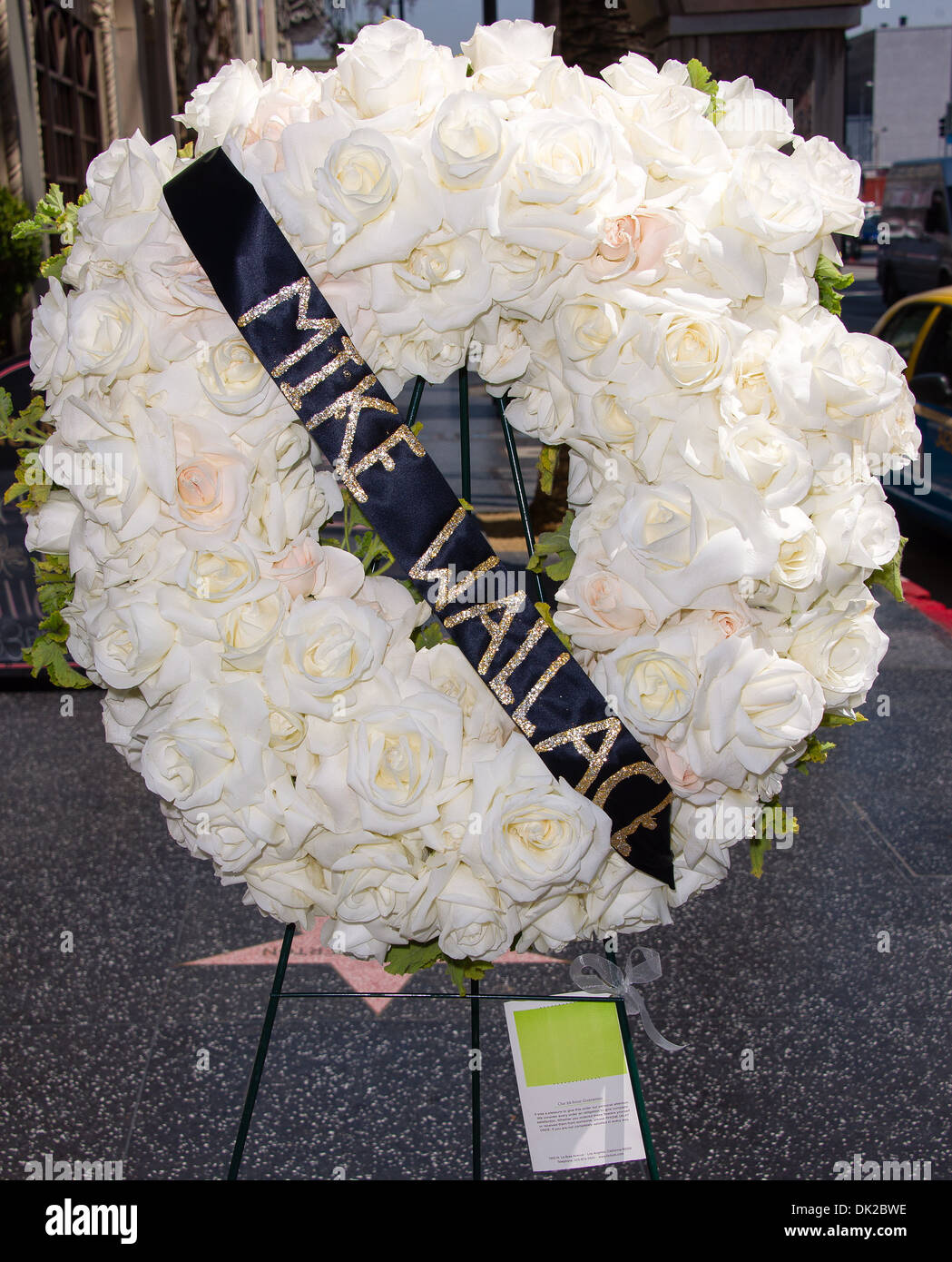 Der Hollywood Walk of Fame Star für Mike Wallace ist bedeckt mit Blumen Tag, nachdem er im Alter 93 Los Angeles verstorben Stockfoto