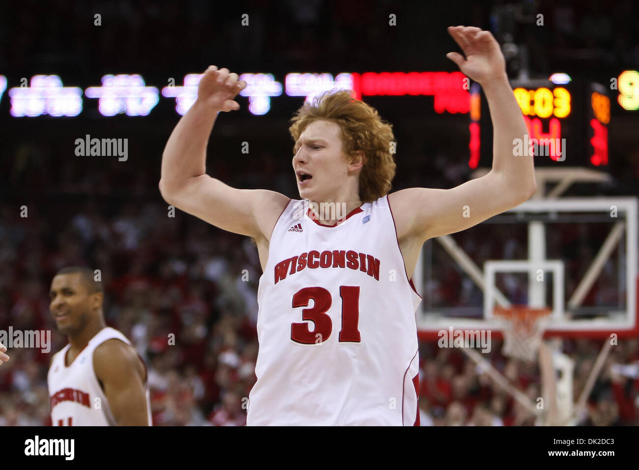 12. Februar 2011 - Madison, Wisconsin, feiert US - Wisconsin vorwärts Mike Bruesewitz (31) als die Dachse-Rallye, die Ohio State Buckeyes 71-67 im Kohl Center in Madison, Wisconsin verärgert. (Kredit-Bild: © John Fisher/Southcreek Global/ZUMAPRESS.com) Stockfoto