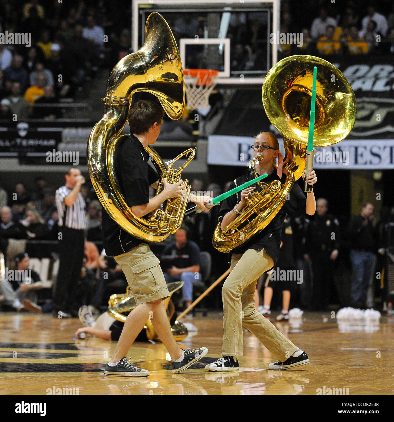 12. Februar 2011 - Boulder, Colorado, Vereinigte Staaten von Amerika - Colorado Tubisten ausleben ein Star Wars Lichtschwert Kampf bei einem Timeout. Colorado Buffaloes besiegte die Kansas State Wildcats mit einem Score von 58 bis 56 in einem Konferenz-Matchup Coors Events Center. (Kredit-Bild: © Andrew Fielding/Southcreek Global/ZUMAPRESS.com) Stockfoto