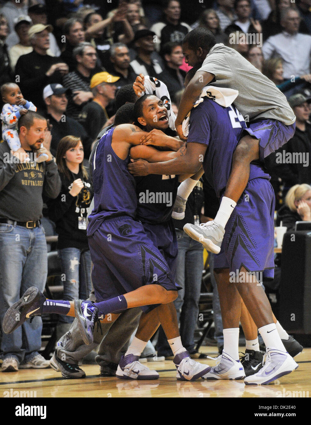 12. Februar 2011 regiert - Boulder, Colorado, Vereinigte Staaten von Amerika - Kansas State Spieler Haufen auf Rodney McGruder (22) Nachdem er machte, schien der Sieg geschossen, aber wurde später nach der Summer entlassen worden. Colorado Buffaloes besiegte die Kansas State Wildcats mit einem Score von 58 bis 56 in einem Konferenz-Matchup Coors Events Center. (Kredit-Bild: © Andrew Fie Stockfoto