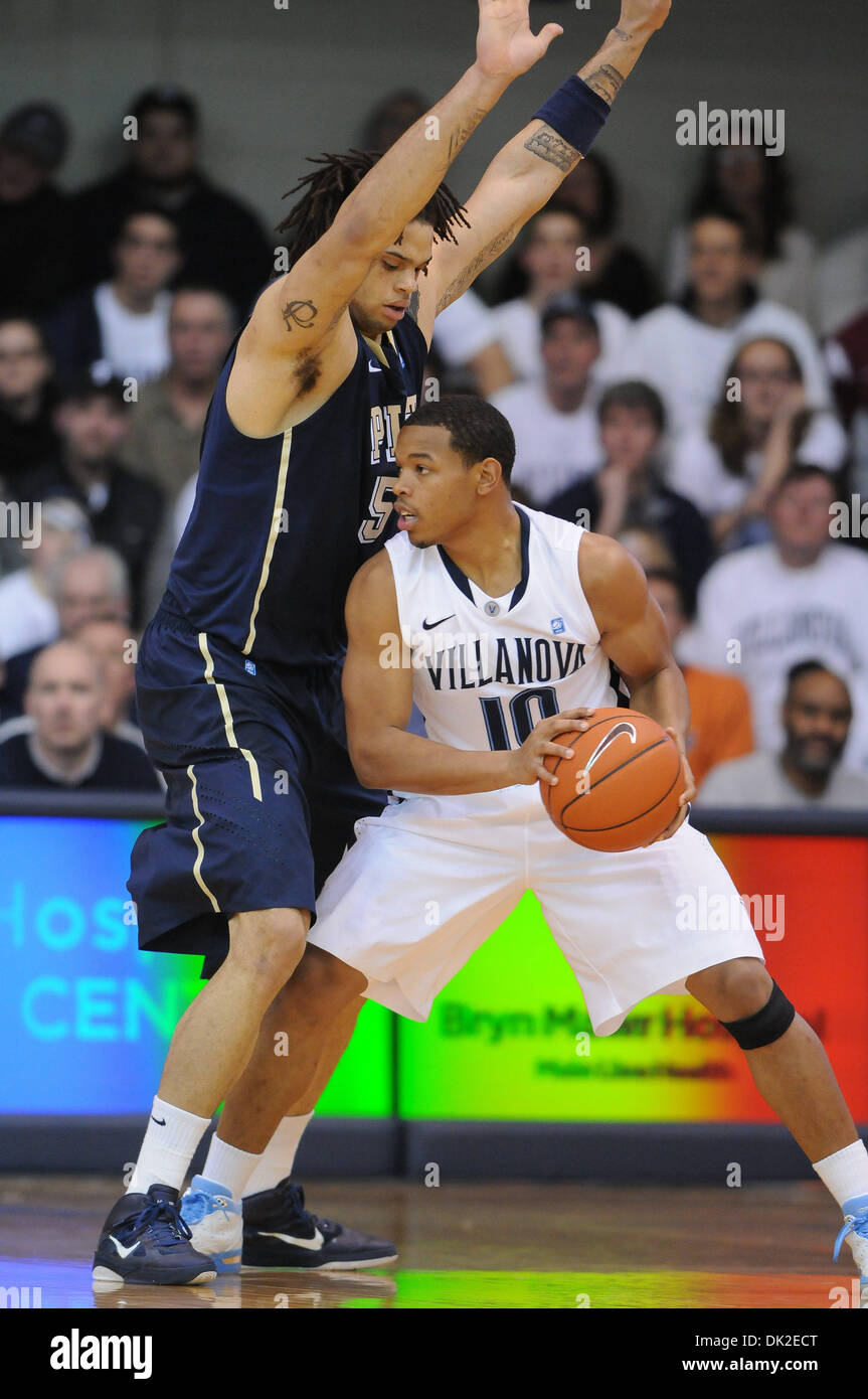 12. Februar 2011 - Villanova, Pennsylvania, USA - Villanova Wildcats guard Corey Fisher (10) mit dem Ball wird bewacht von Pittsburgh Panthers Zentrum Gary McGhee (52). In einem großen Osten besiegt Schlacht #4 Pittsburgh #9 Villanova 57-54, in einem Spiel im Pavillon in Villanova, Pennsylvania (Credit-Bild: © Mike McAtee/Southcreek Global/ZUMAPRESS.com) Stockfoto