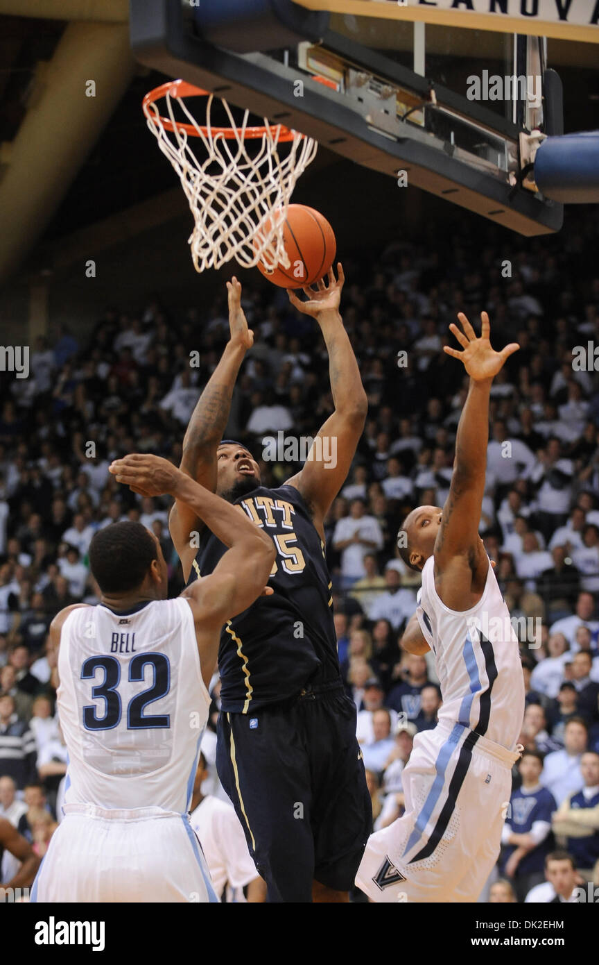 12. Februar 2011 - Villanova, Pennsylvania, USA - Pittsburgh Panthers geht vorwärts Nasir Robinson (35) auf den Reifen, während wird bewacht von Villanova Wildcats bewachen James Bell (32) und Villanova Wildcats bewachen Maalik Wayns (2).  In einem großen Osten besiegt Schlacht #4 Pittsburgh #9 Villanova 57-54, in einem Spiel im Pavillon in Villanova, Pennsylvania (Credit-Bild: © Mike McAtee Stockfoto