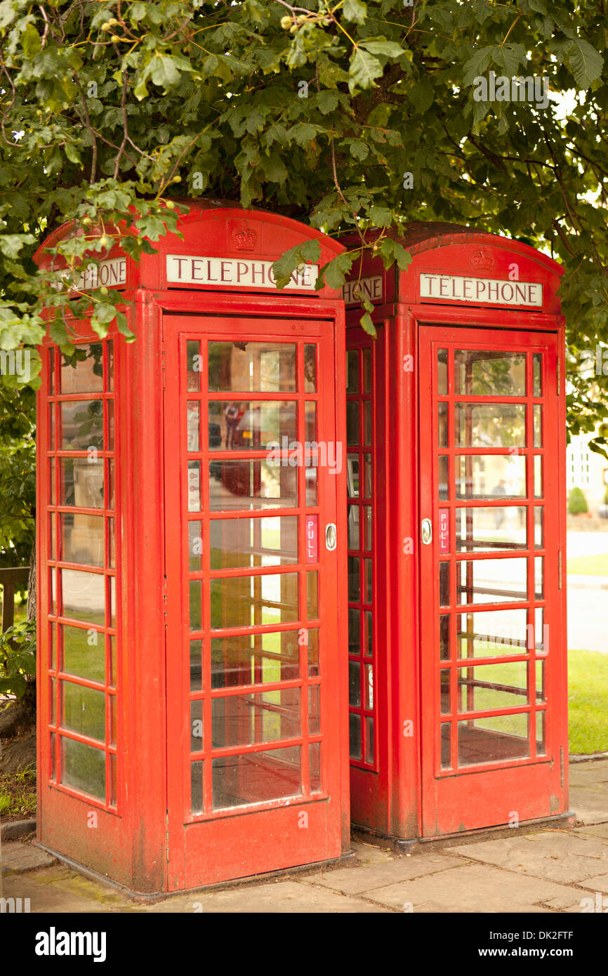Zwei Objekte traditionellen roten britischen Telefonzellen Stockfoto