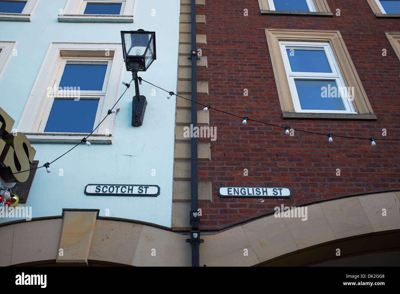 Scotch und Englisch Street Zeichen im Stadtzentrum von Carlisle Stockfoto