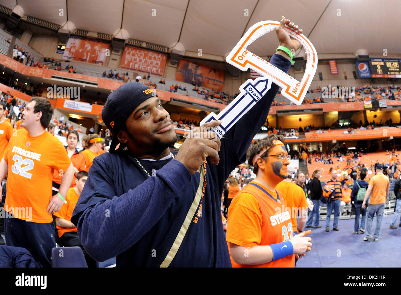 14. Februar 2011 A-Syrakus - Syracuse, New York, Vereinigte Staaten von Amerika - Fan tut sein beste Amor Identitätswechsel vor Orange Schlachten die besuchenden West Virginia Mountaineers. West Virginia führt Syrakus 30-26 bei der Hälfte bei der Carrier Dome in Syracuse, New York. (Kredit-Bild: © Michael Johnson/Southcreek Global/ZUMAPRESS.com) Stockfoto