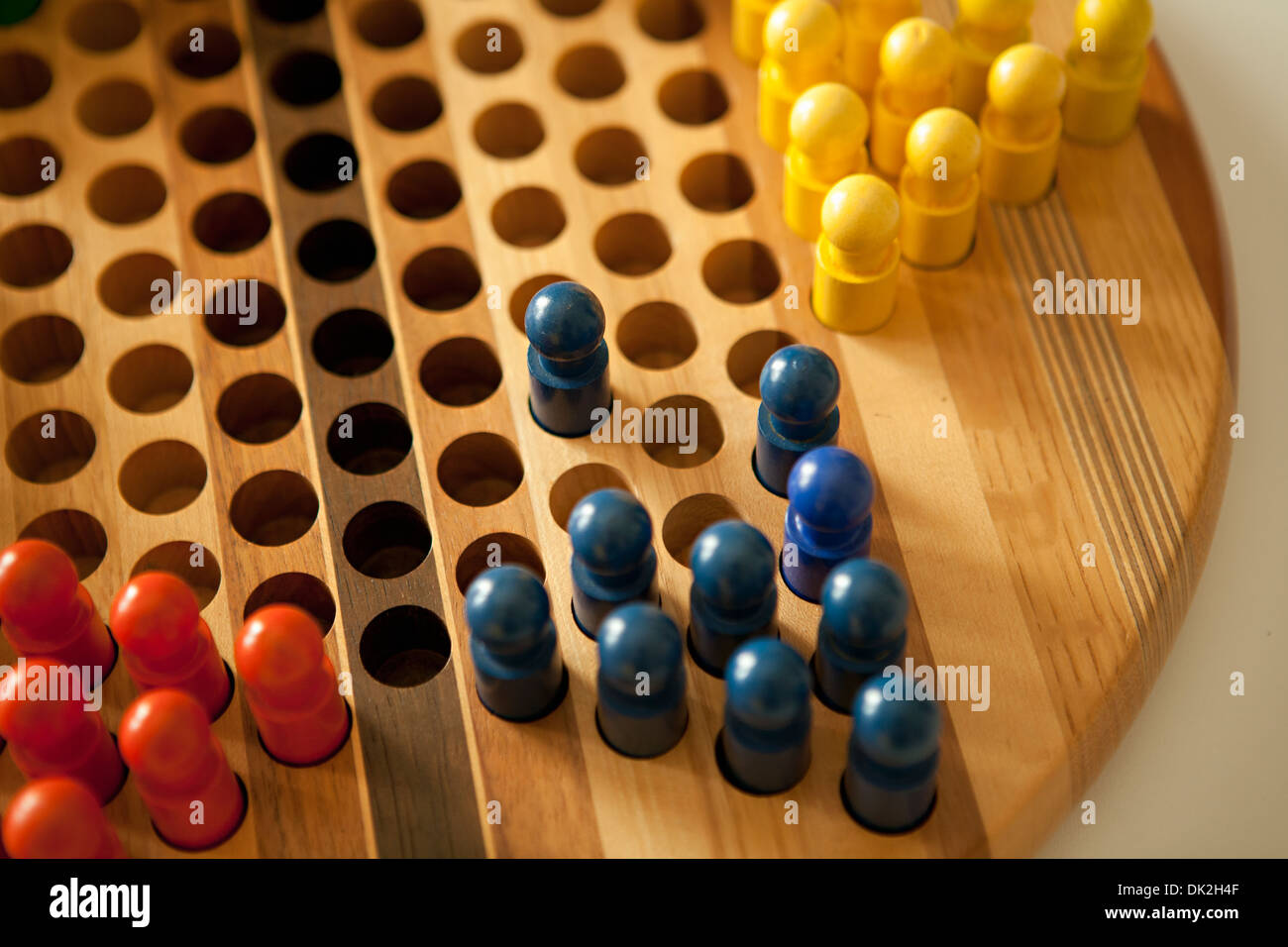 Hohen Winkel Nahaufnahme von farbigen Stiften in Chinese Checkers board Stockfoto