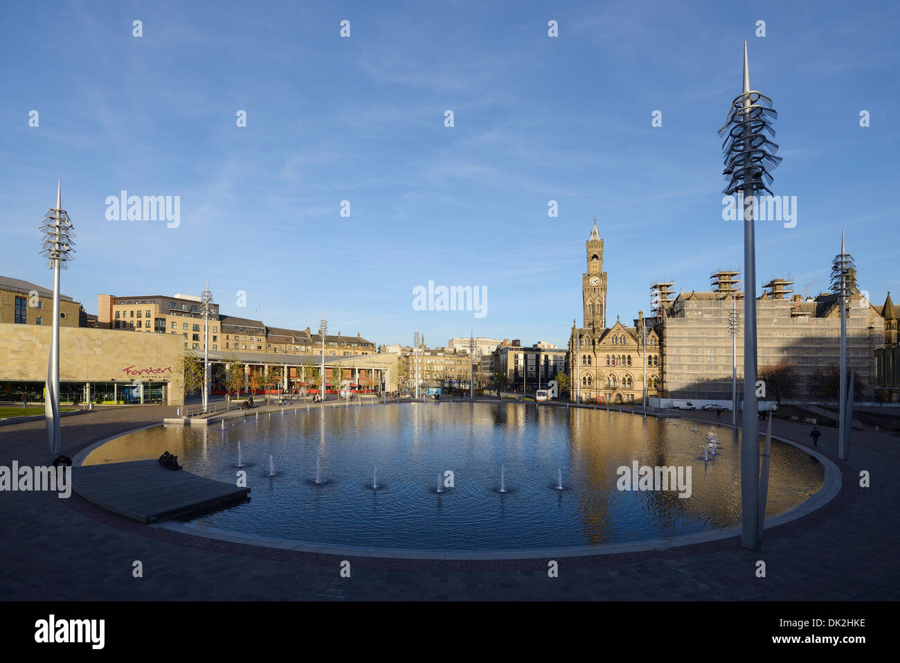 Bradford City Hall und den Spiegel-Pool im Centenary Square Stockfoto