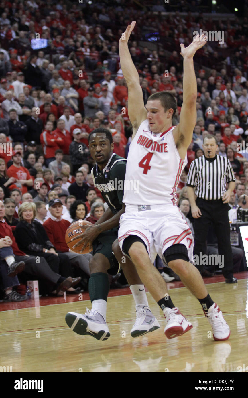 15. Februar 2011 - Columbus, Ohio, USA - Ohio State Buckeyes bewachen Aaron Craft (4) Fouls Michigan State Spartans Wache Kalin Lucas (1) mit dem Körper in der zweiten Hälfte des Spiels zwischen Michigan und #3 Ohio Zustand in Wert City Arena, Columbus, Ohio. Ohio State besiegt Michigan State 71-61. (Kredit-Bild: © Scott Stuart/Southcreek Global/ZUMAPRESS.com) Stockfoto
