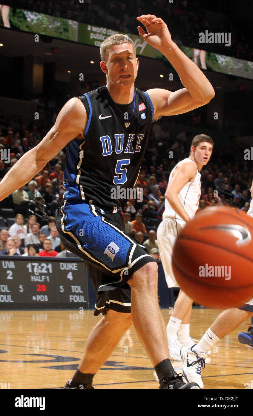 16. Februar 2011 - verliert Charlottesville, Virginia, USA - NCAA COLLEGE BASKETBALL - Duke Blue Devils vorwärts MASON PLUMLEE (5) Kontrolle über den Ball neben Virginia Cavaliers Guard JOE HARRIS (12) in der ersten Hälfte des Spiels in der John Paul Jones Arena. Die Duke Blue Devils gewann 56-41. (Kredit-Bild: © Andrew Shurtleff/ZUMAPRESS.com) Stockfoto