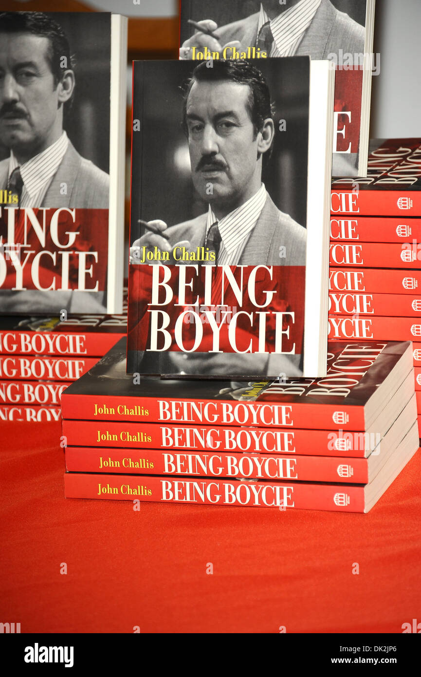 Nur Dummköpfe und Pferde Schauspieler John Challis aka "Boycie" hat einen Instore-Auftritt bei Waterstones, Kopien seiner zu unterzeichnen Stockfoto