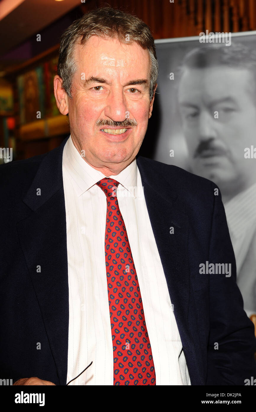 Nur Dummköpfe und Pferde Schauspieler John Challis aka "Boycie" hat einen Instore-Auftritt bei Waterstones, Kopien seiner zu unterzeichnen Stockfoto