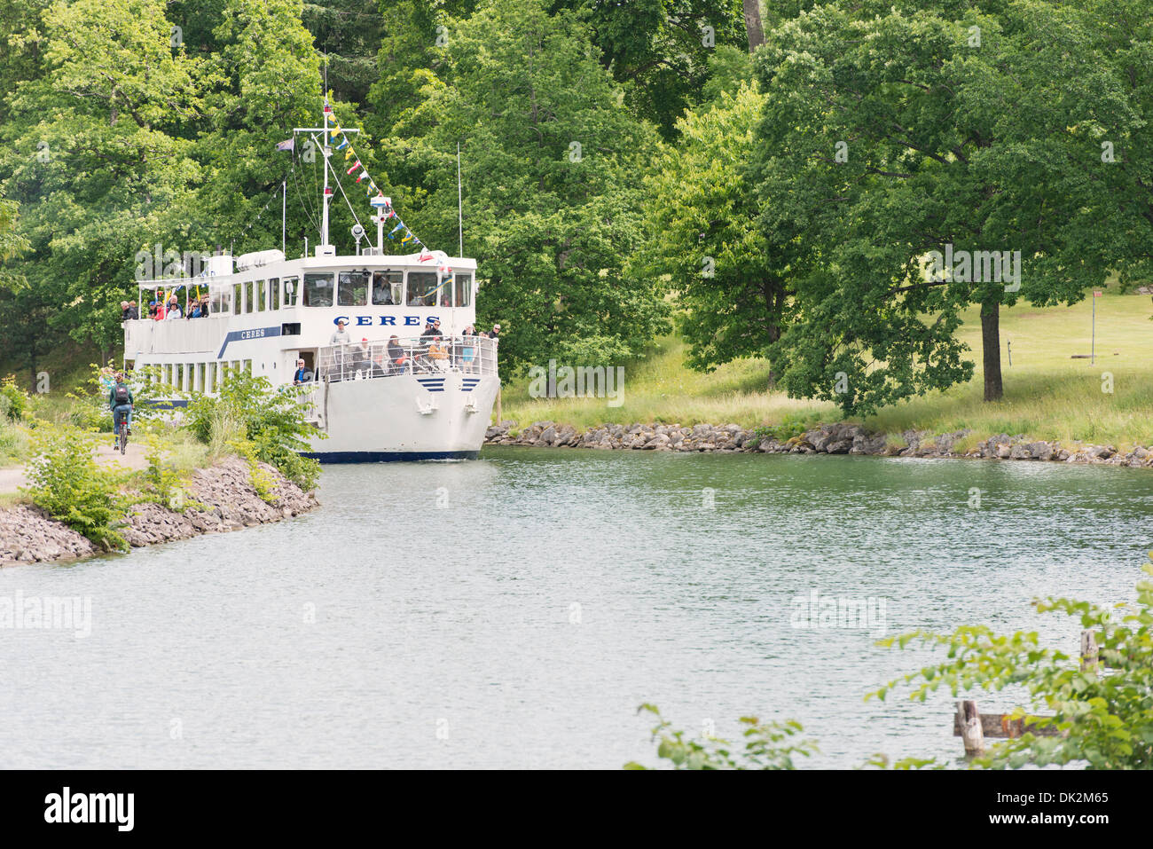 Ruhigen Sommerlandschaft. Passagierschiff am Göta-Kanal in Schweden. Stockfoto