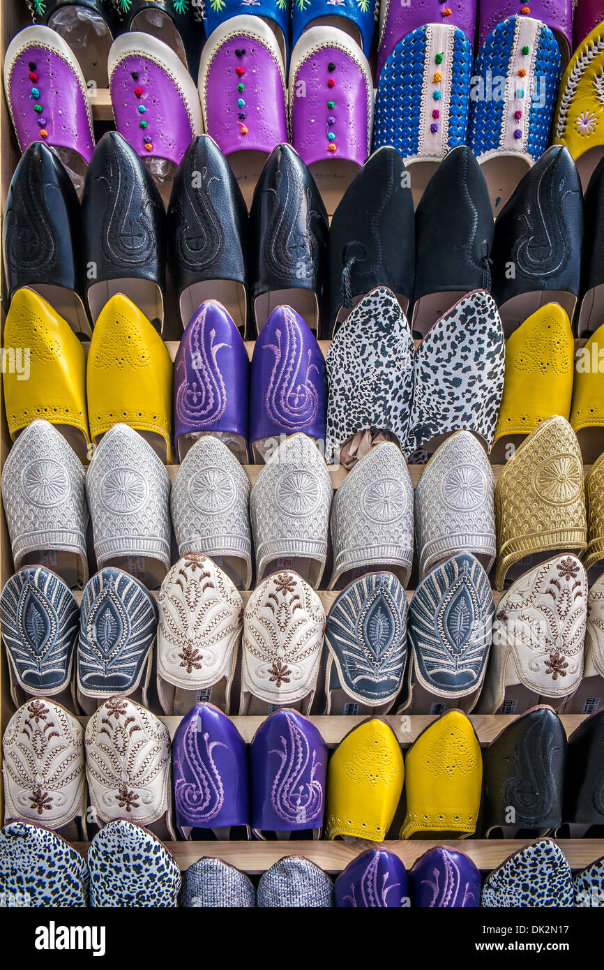Tipycal Leder handgefertigt und bunte Babouche aus Marokko Stockfoto