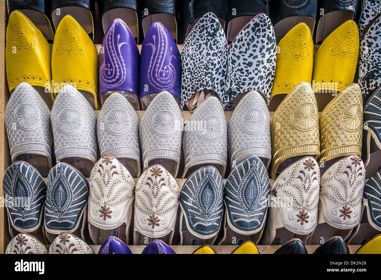 Tipycal Leder handgefertigt und bunte Babouche aus Marokko Stockfoto