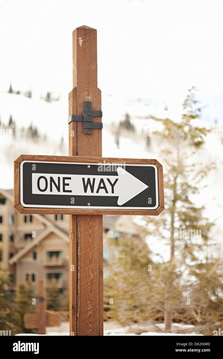 Nahaufnahme von "One Way" Richtung Pfeilmarkierung auf post Stockfoto
