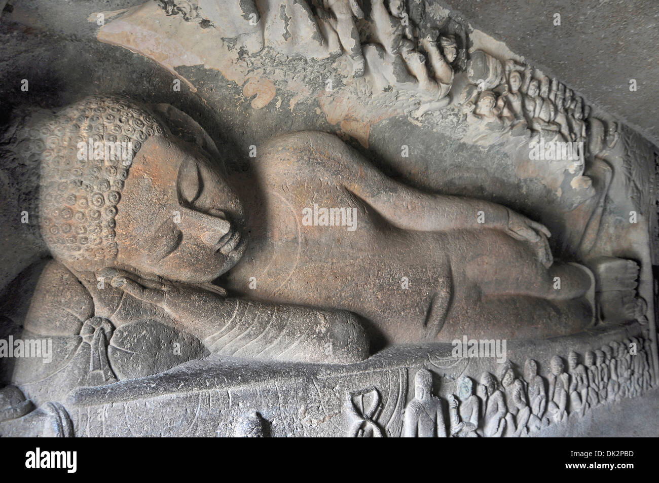 Höhle 26: Reclining Buddha mit seiner rechten Hand unter das Gesicht auf dem Kissen ruht. Ajanta Höhlen, Aurangabad, Indien Stockfoto